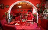 [ẢNH] 40 năm sống chung với màu đỏ của quý bà người Bosnia